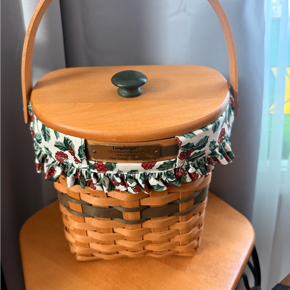 1998 Longaberger Christmas Basket w/liner, protector and lid.
